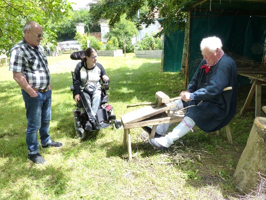 Andr fabrique des balais de bouleau